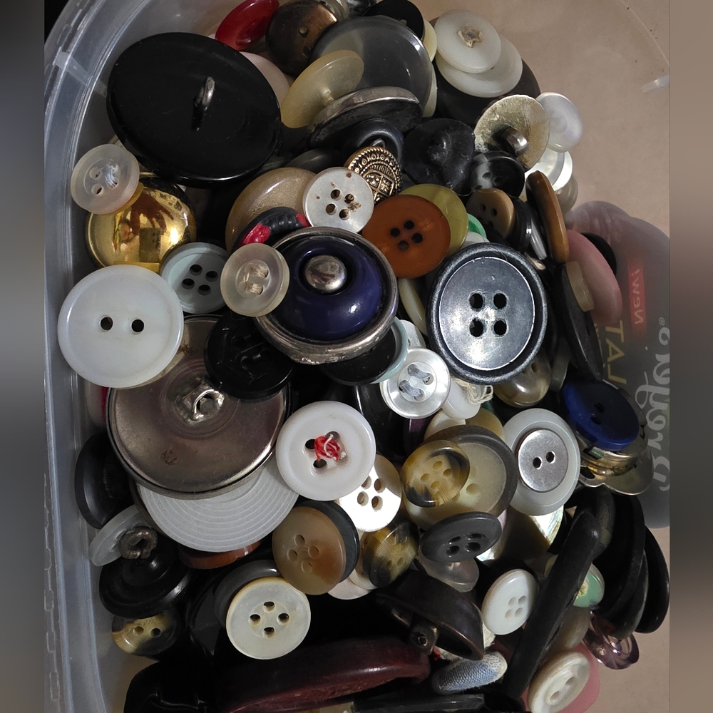 Assorted Button Collection - Picture 3 of 7